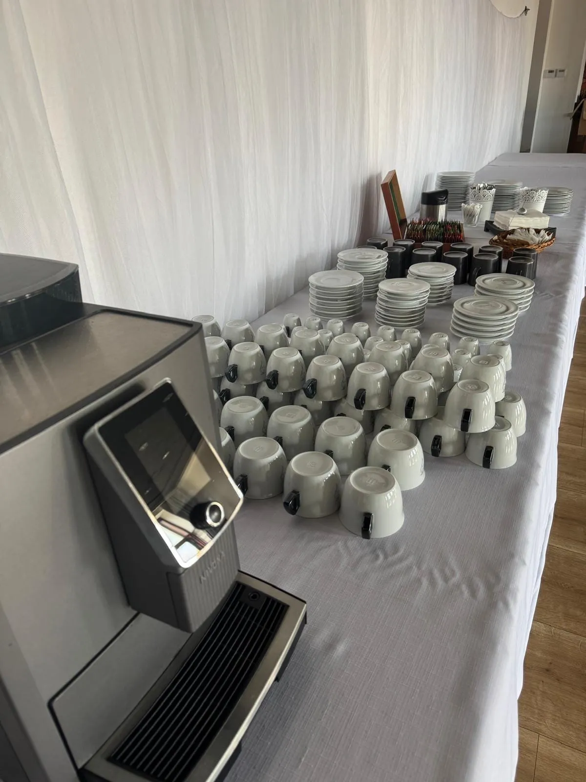 Coffee break — kávovar a šálky