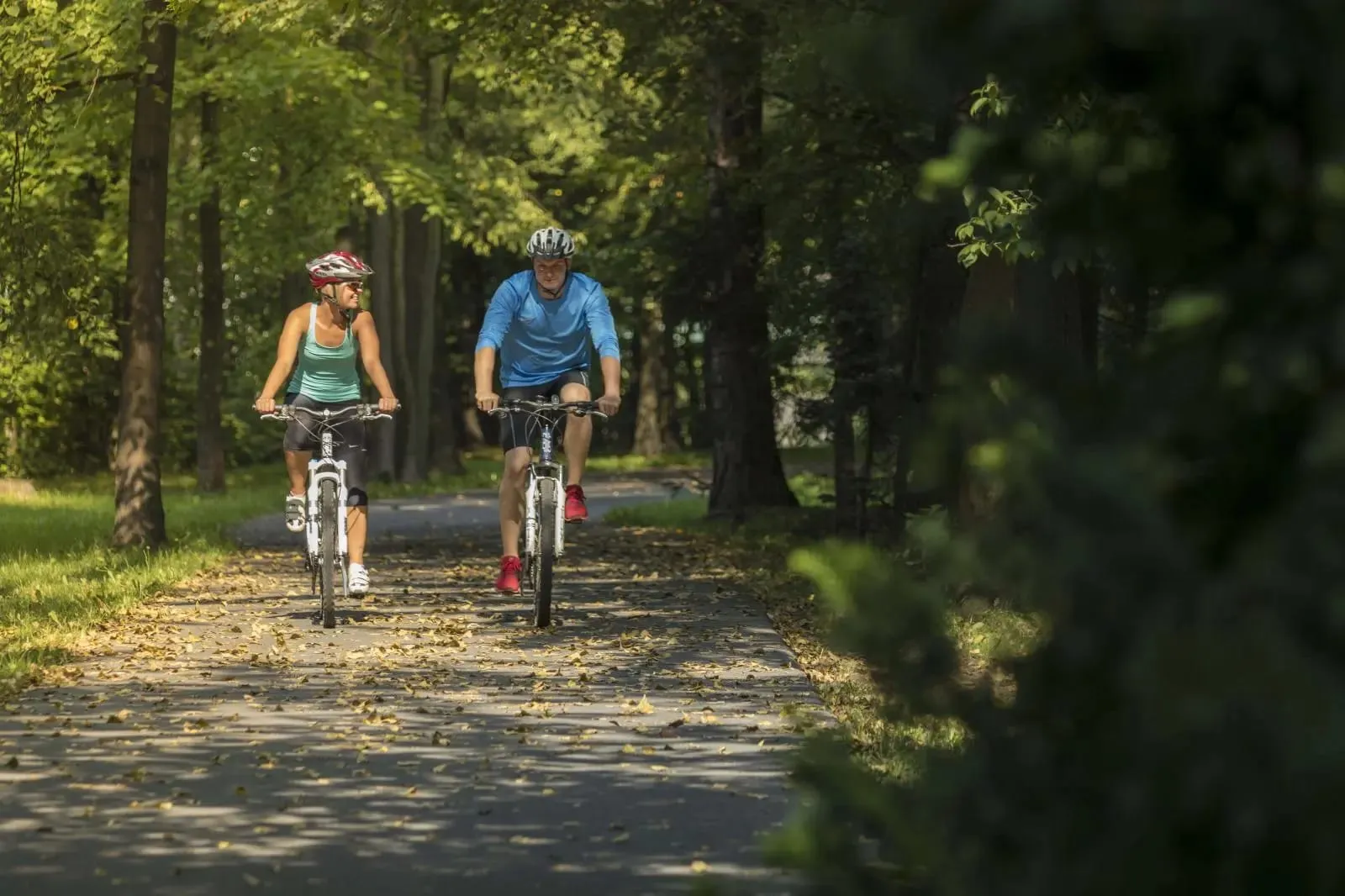 Dvojice cyklistů na cyklostezce Bečva