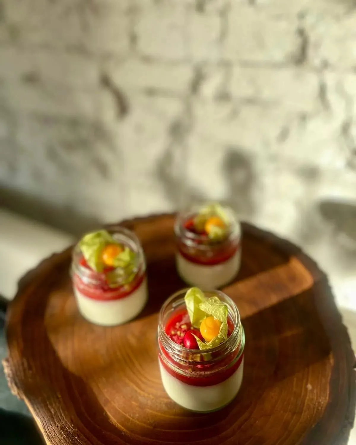 Svatební dezerty — panna cotta s physalis