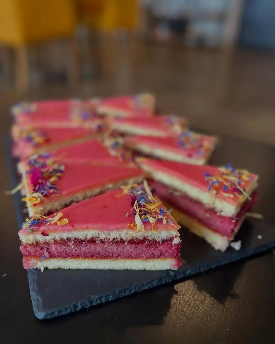 Řezy růžového zákusku s jedlými květy
