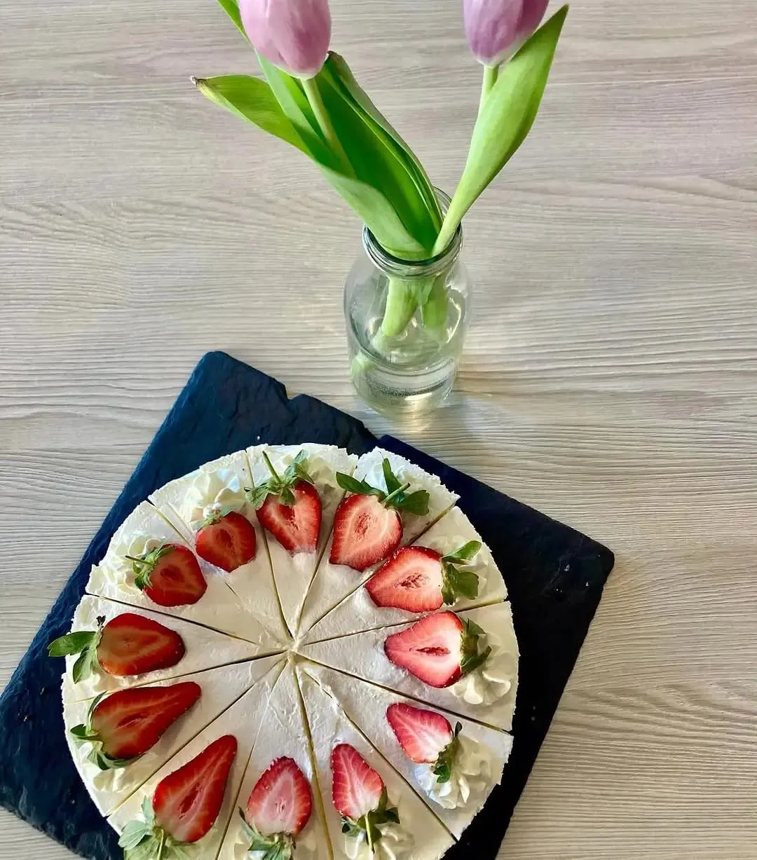 Smetanový svatební dort s jahodami a tulipány