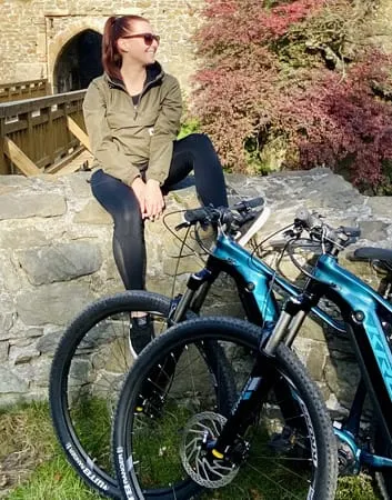 Elektrokola opřená u hradní zdi