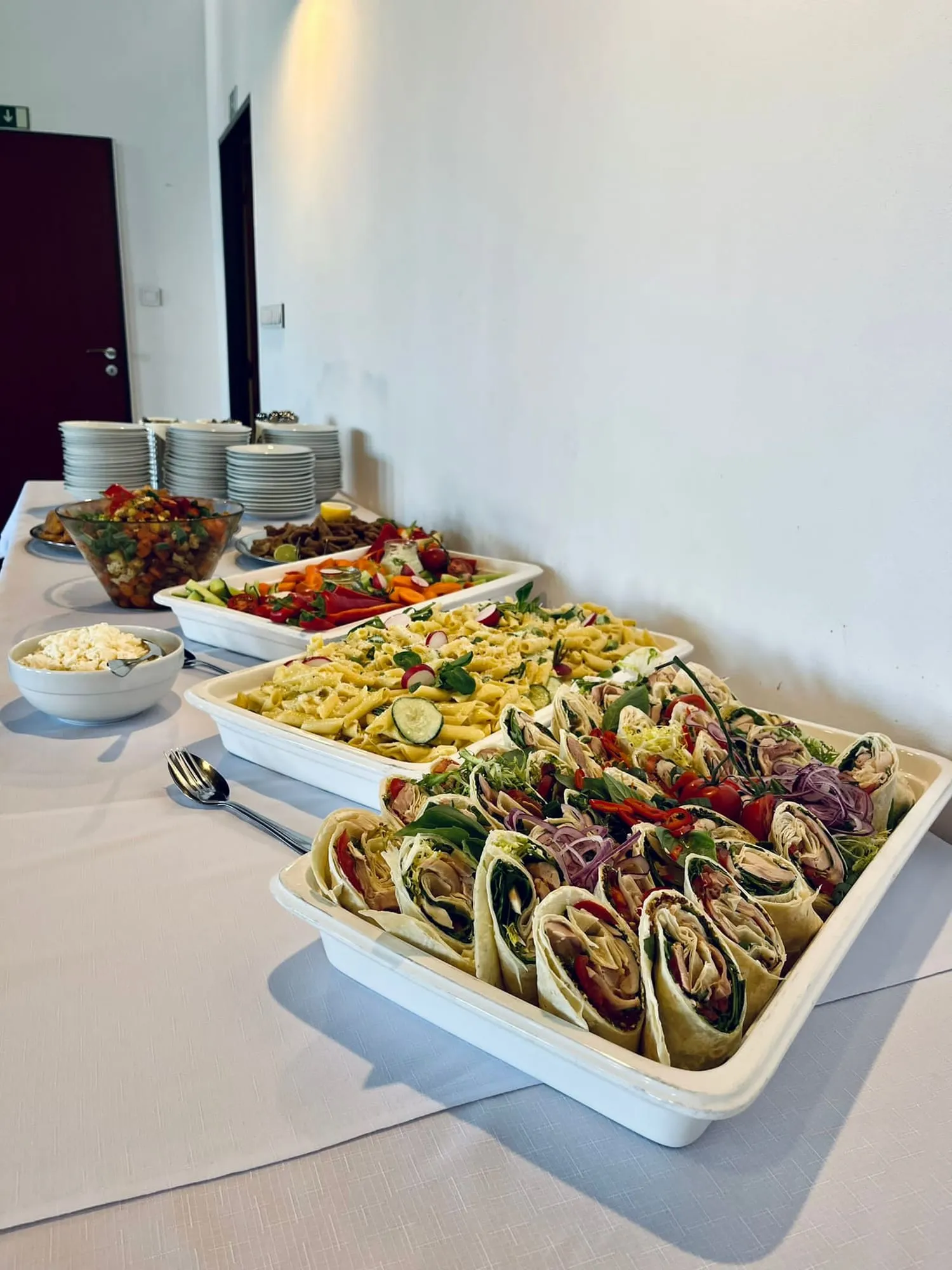 Rautový stůl Centrum Cateringu s wrapy a saláty