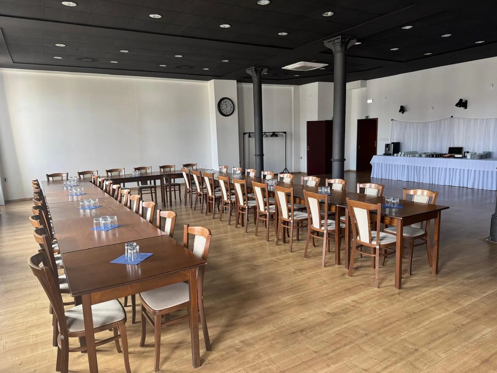 Velký sál s uspořádáním stolů do U a rautem v pozadí