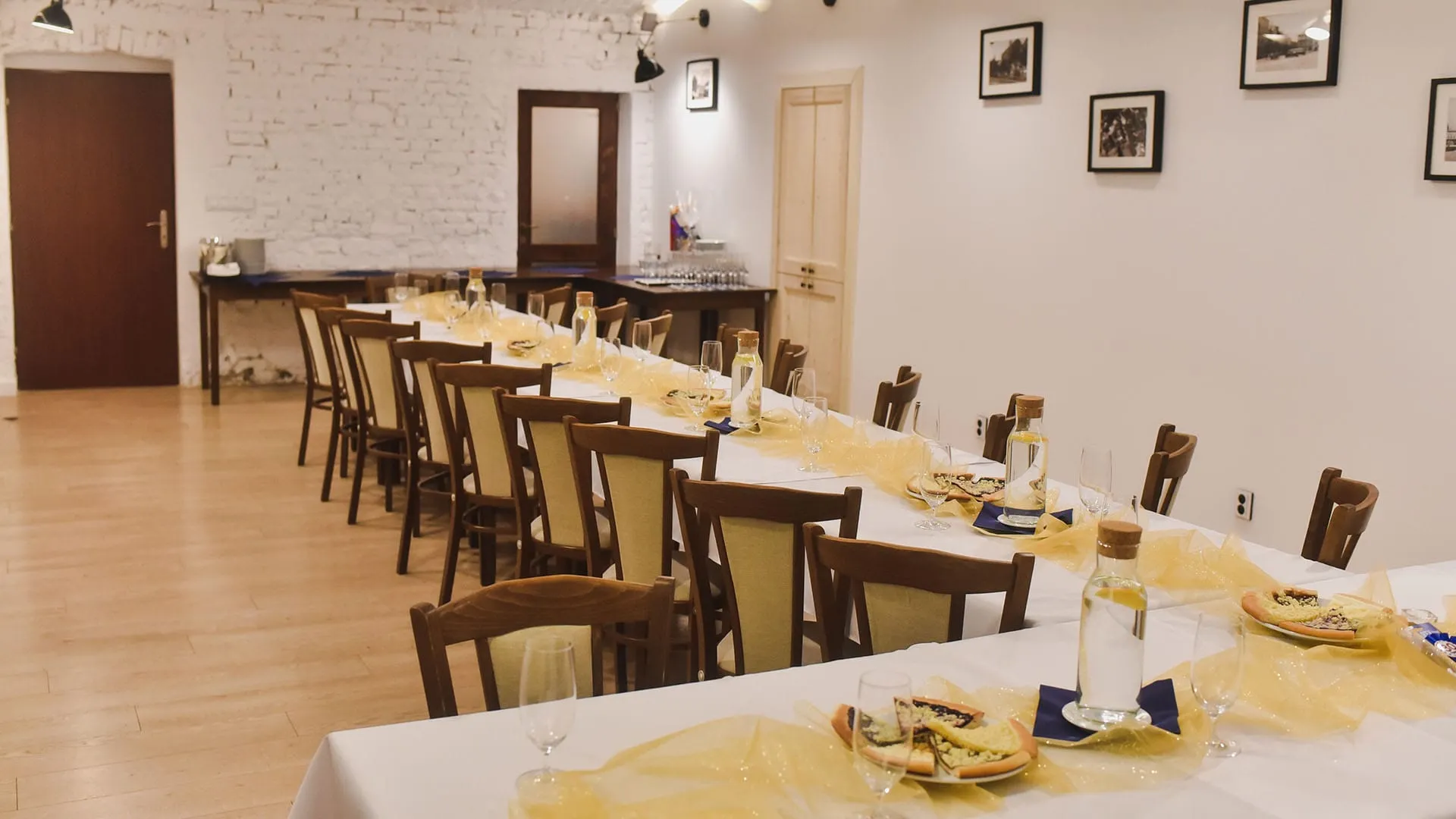 Salonek s dlouhou slavnostní tabulí a žlutou dekorací