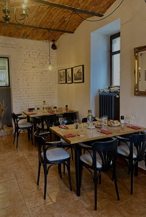 Interiér restaurace Tiskárna — prostřené stoly pod cihlovou klenbou